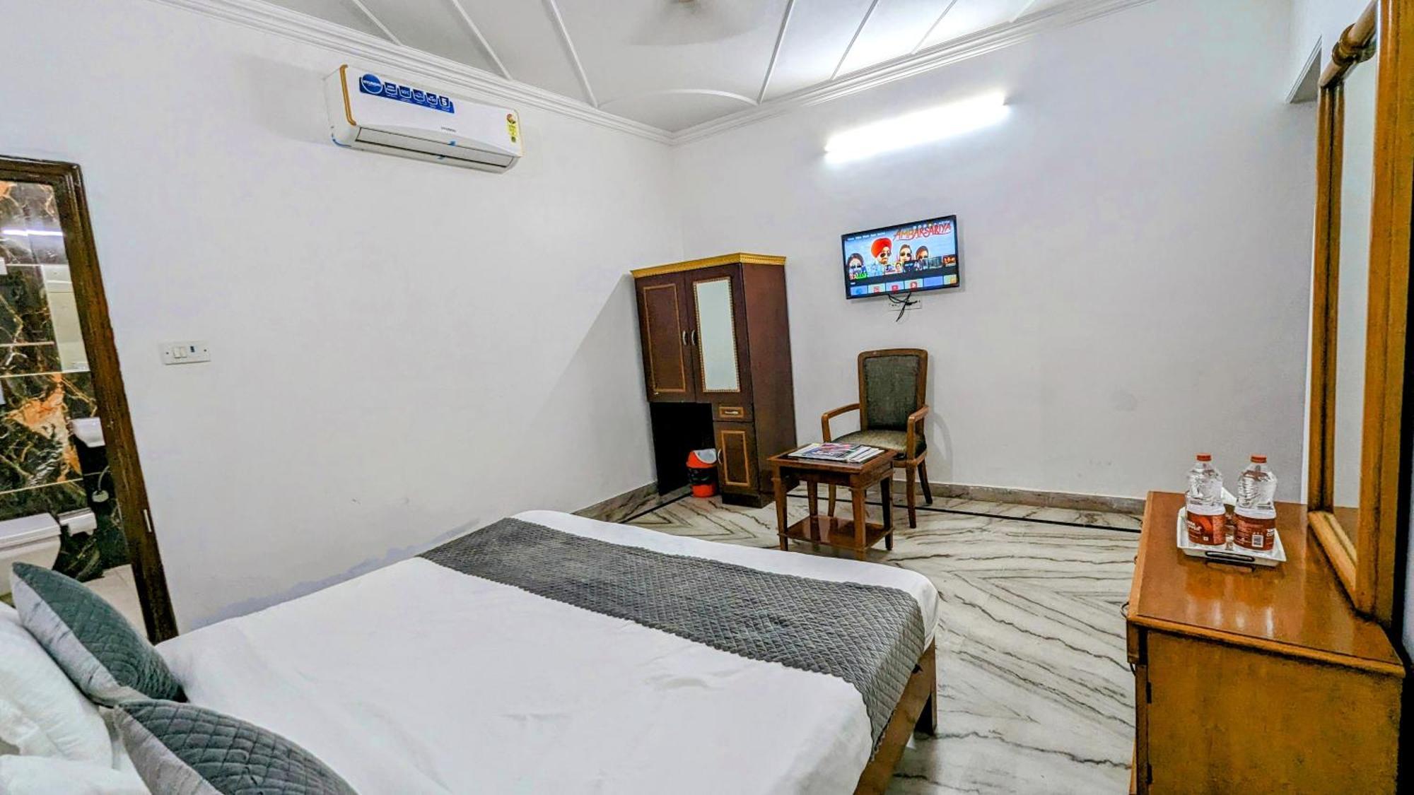 Hotel Lecston @Yashobhoomi Dwarka Sector - 25 Metro Station Delhi  Exterior foto